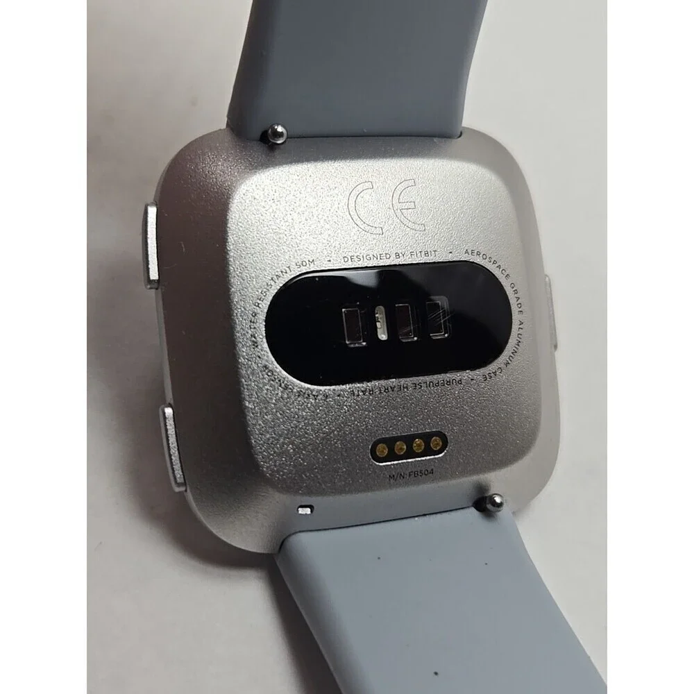 Fitbit Versa FB504 Smartwatch Fitness Heart Rate Bluetooth Activity W/ Charger - Picture 10 of 11